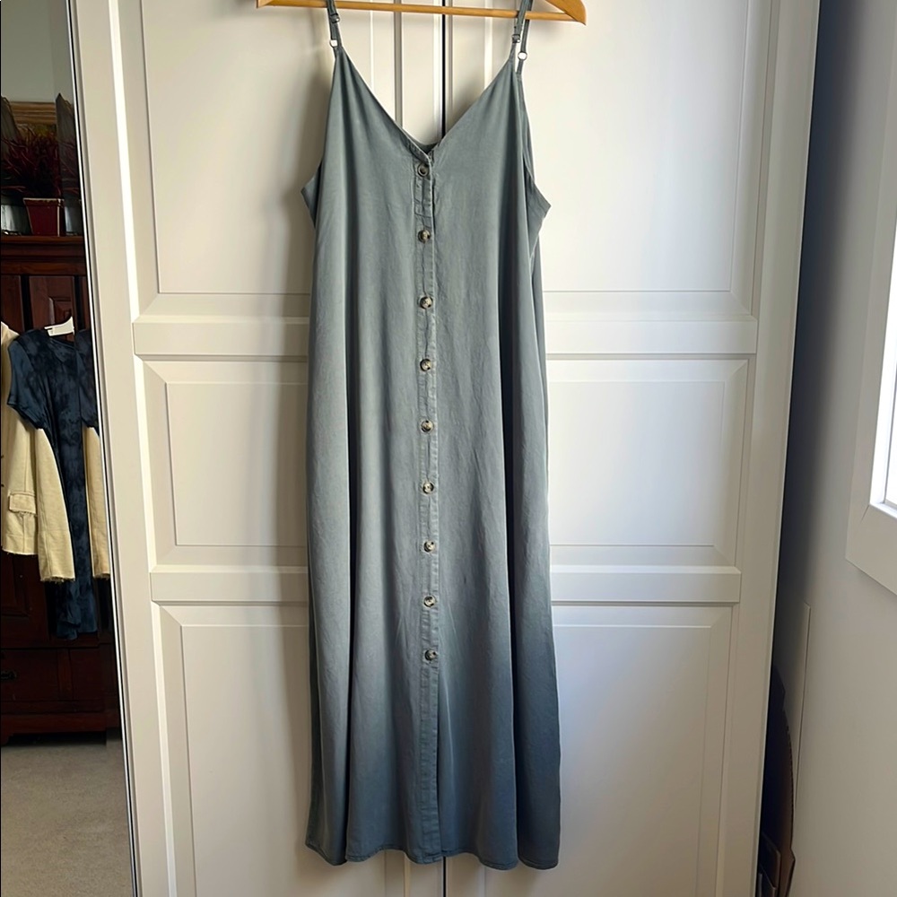 NWOT Veveret adjustable spaghetti strap button up dress in olive green. Size USM